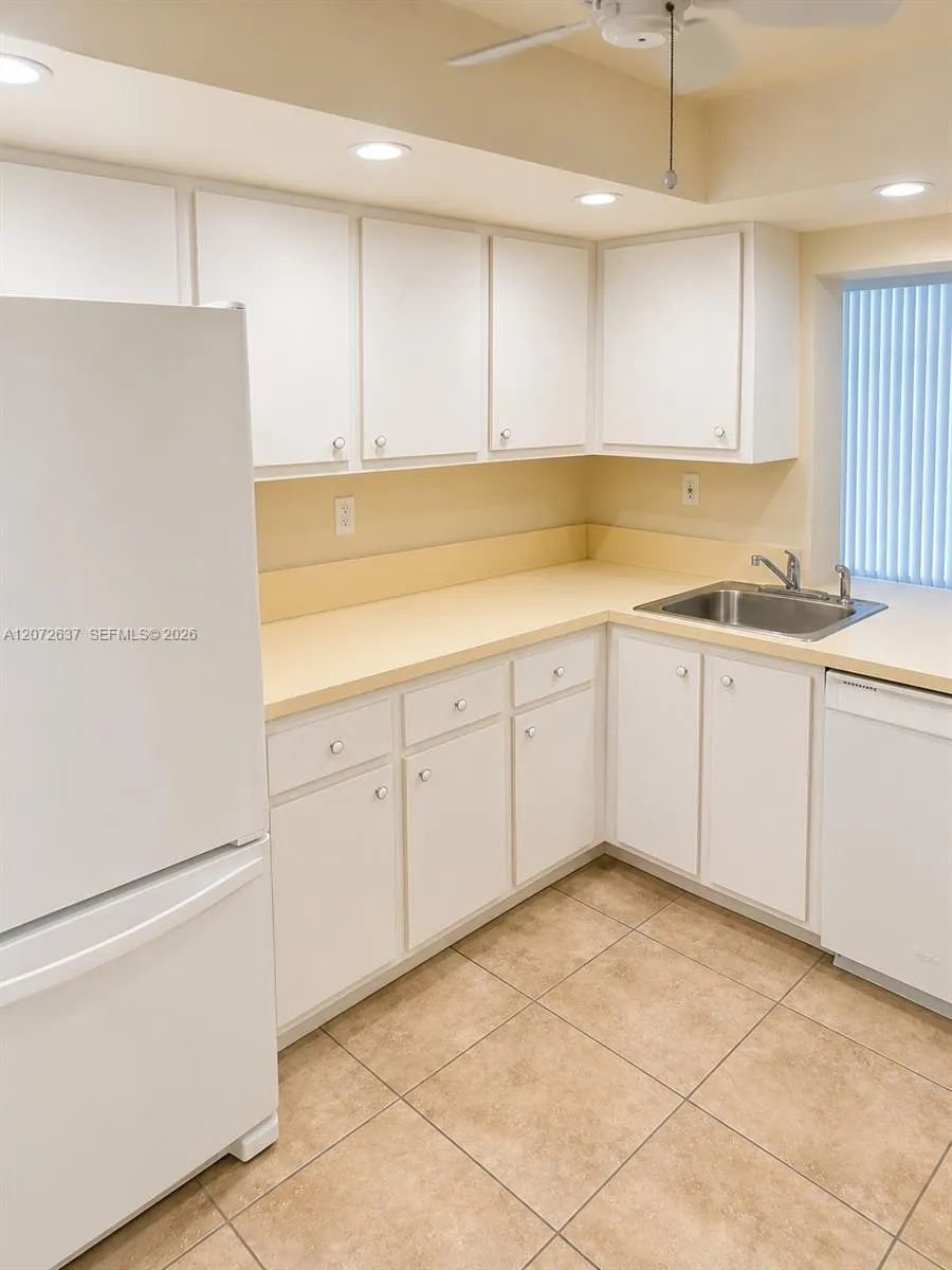 600 Parkview Dr #224 Hallandale Beach, FL 33009