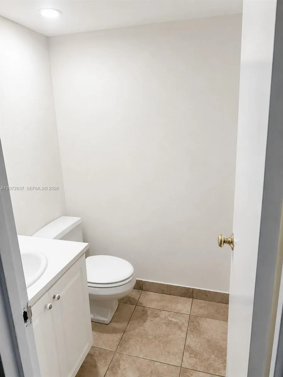 600 Parkview Dr #224 Hallandale Beach, FL 33009