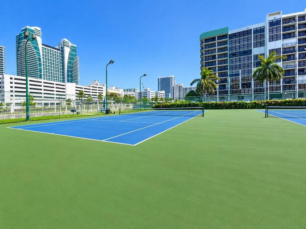 600 Parkview Dr #224 Hallandale Beach, FL 33009