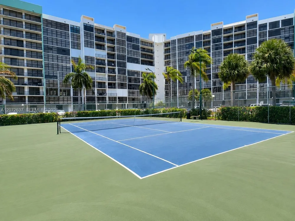 600 Parkview Dr #224 Hallandale Beach, FL 33009