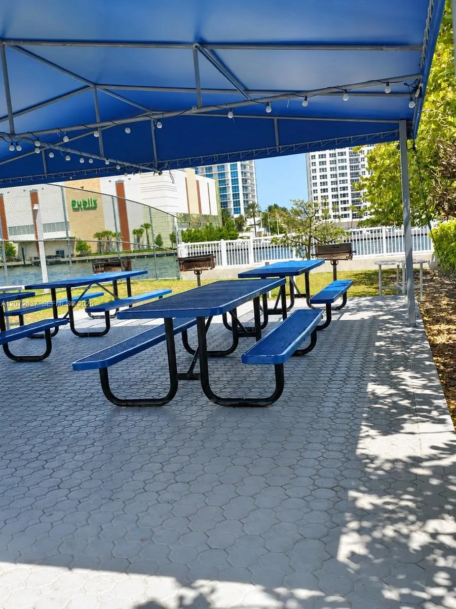 600 Parkview Dr #224 Hallandale Beach, FL 33009
