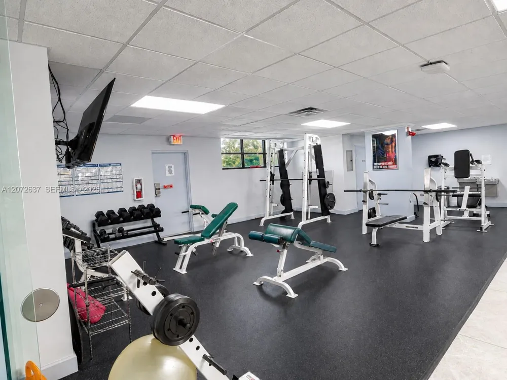 600 Parkview Dr #224 Hallandale Beach, FL 33009