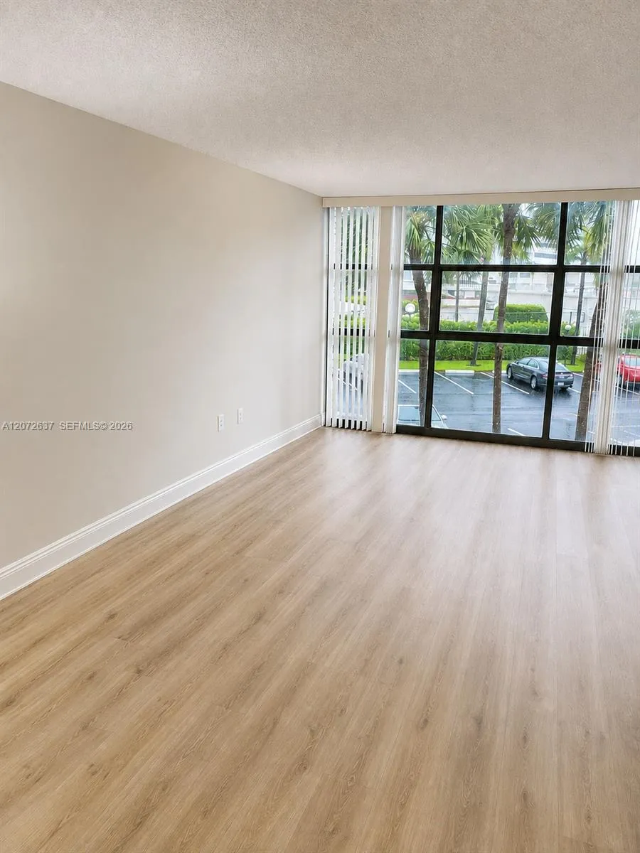 600 Parkview Dr #224 Hallandale Beach, FL 33009