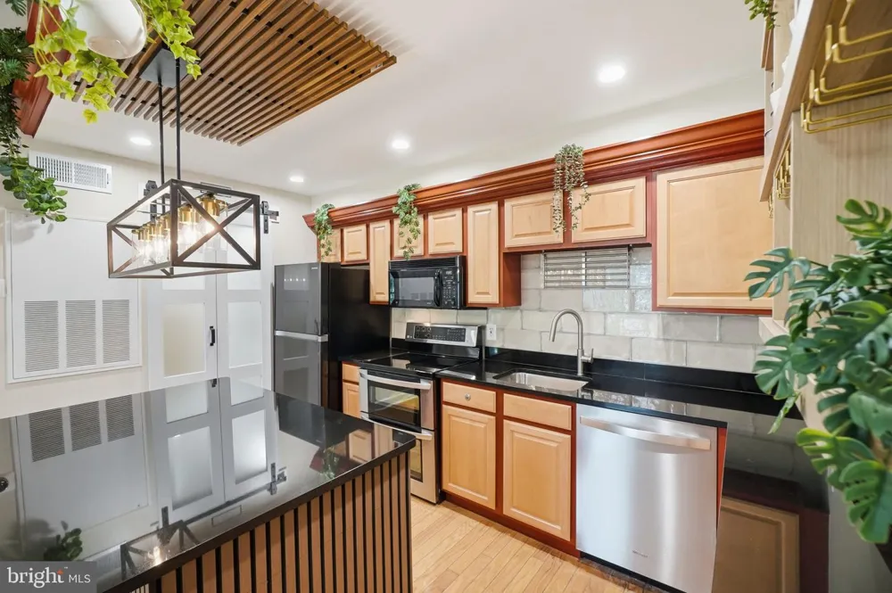 3310 WYNDHAM CIRCLE #313 Alexandria, VA 22302