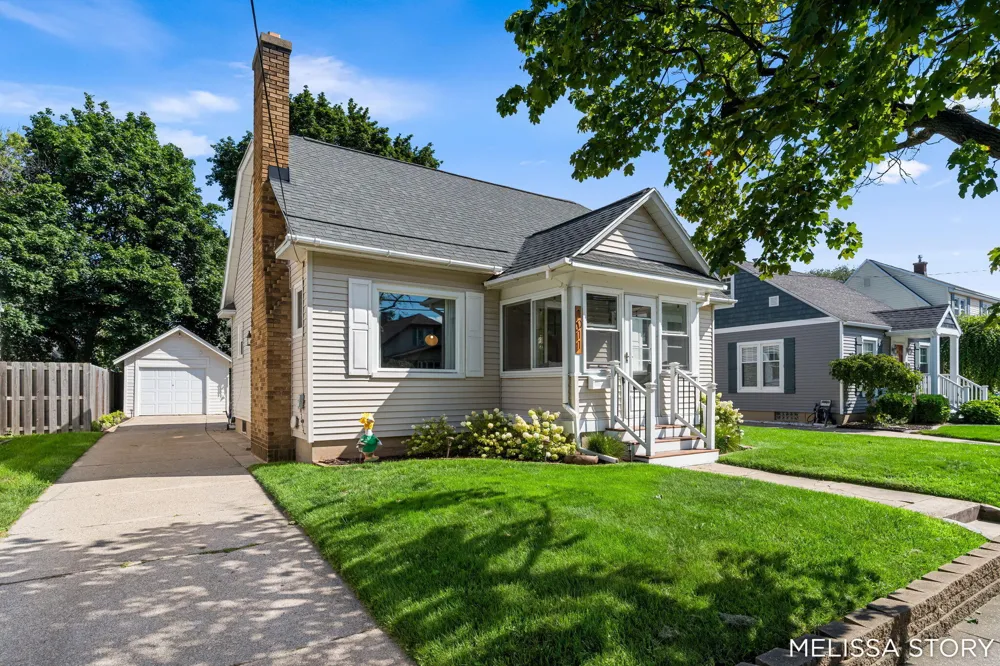 1011 Beechwood Street NE Grand Rapids, MI 49505