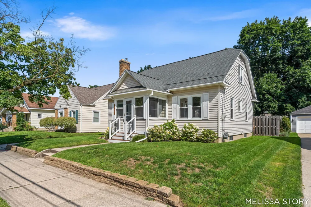 1011 Beechwood Street NE Grand Rapids, MI 49505