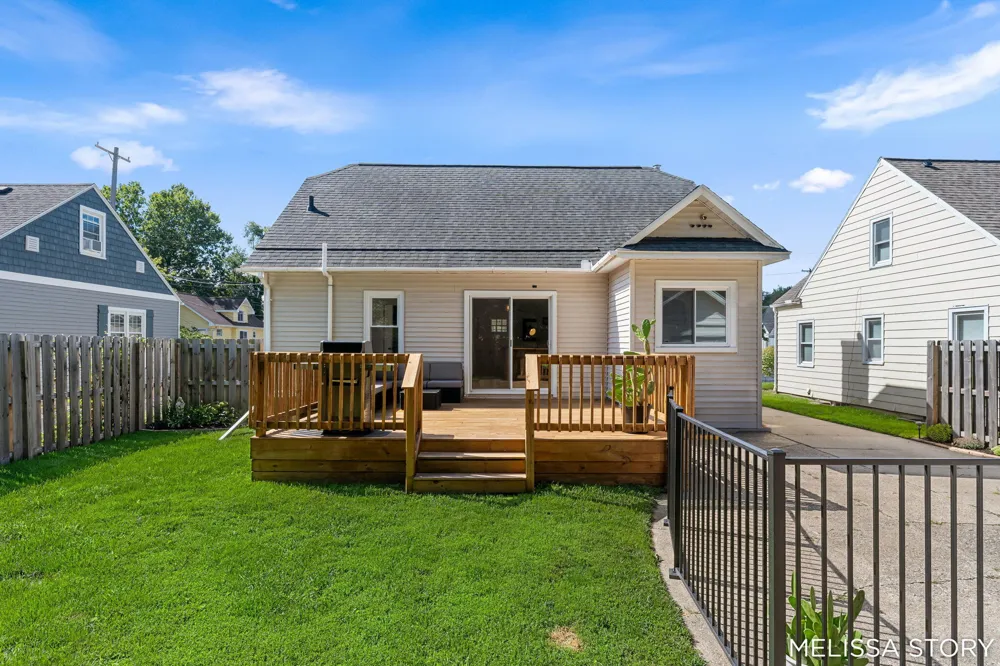 1011 Beechwood Street NE Grand Rapids, MI 49505