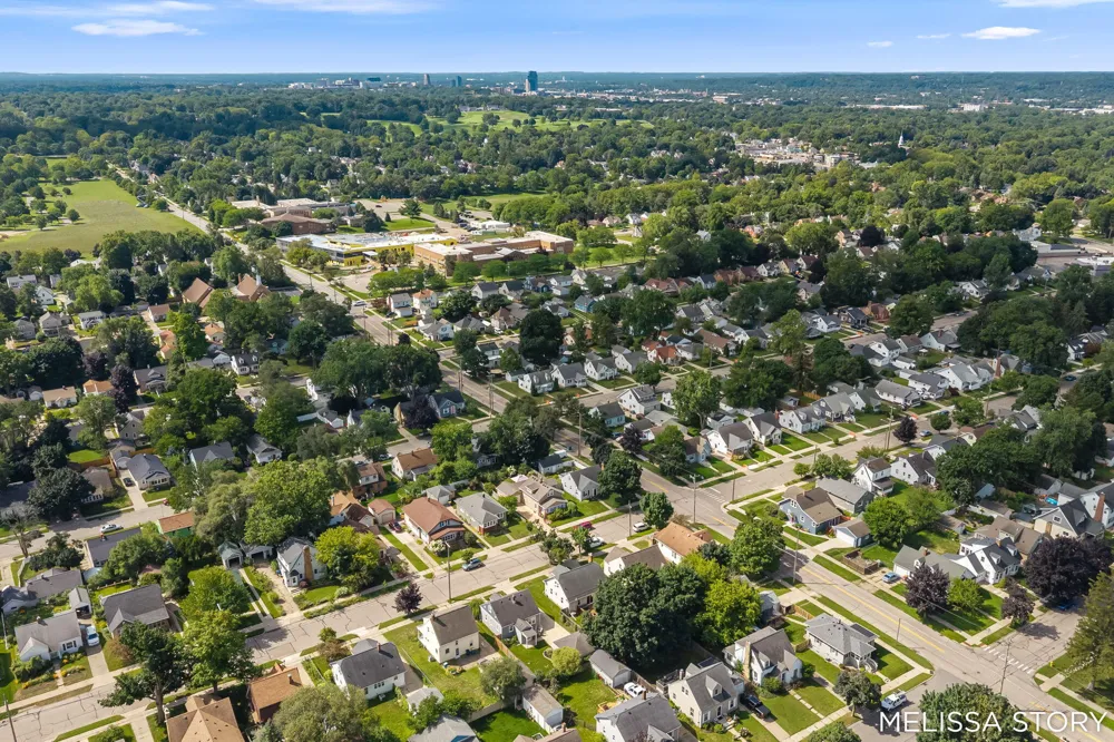 1011 Beechwood Street NE Grand Rapids, MI 49505