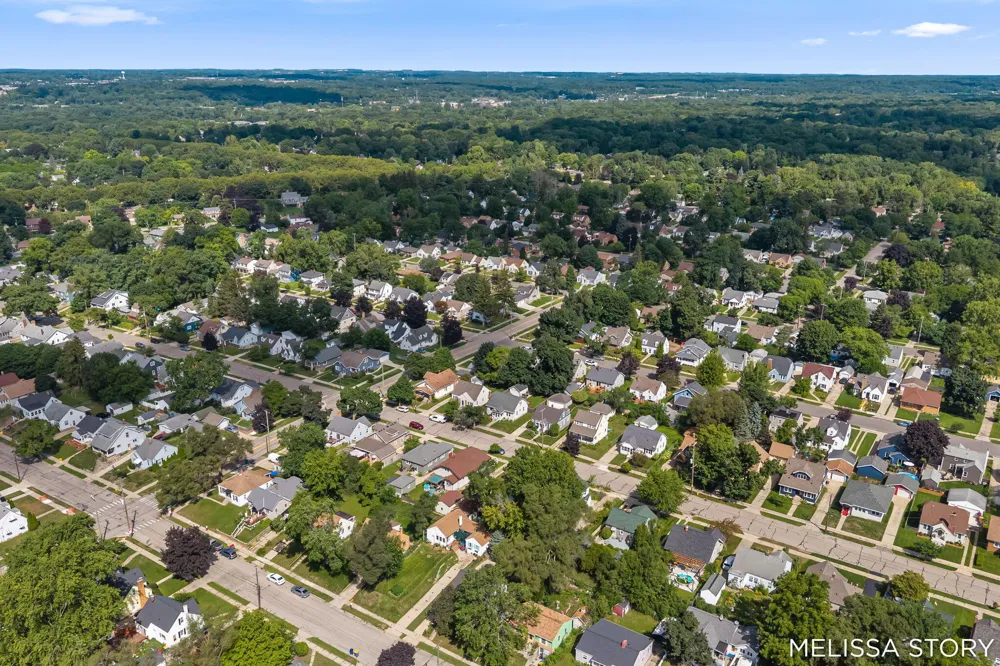 1011 Beechwood Street NE Grand Rapids, MI 49505