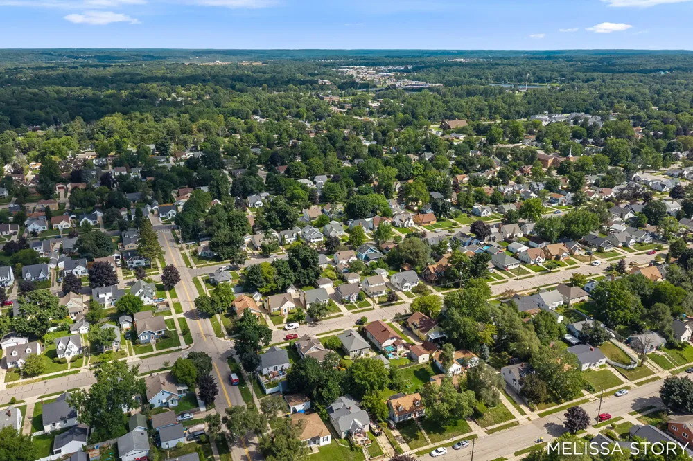 1011 Beechwood Street NE Grand Rapids, MI 49505