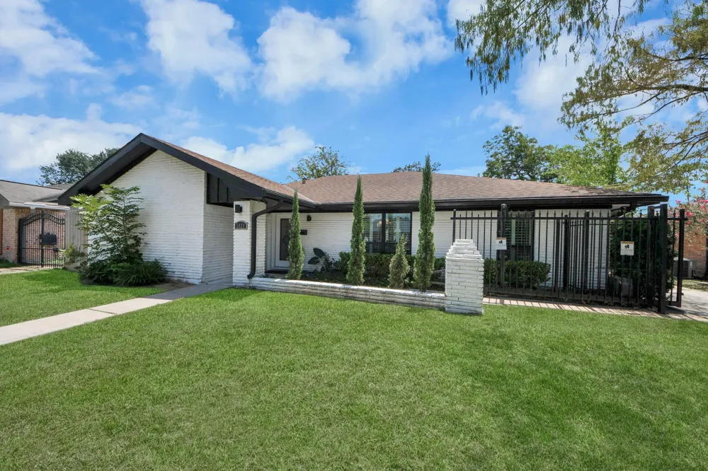 5823 Mcknight Street Houston, TX 77035