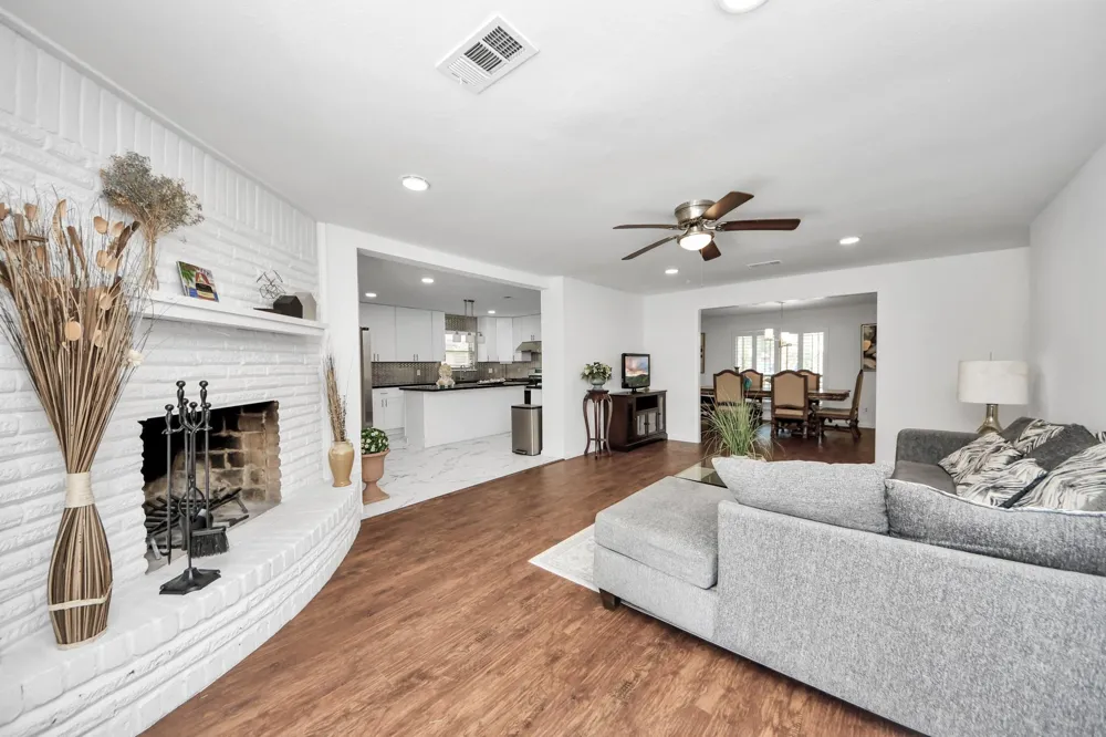 5823 Mcknight Street Houston, TX 77035