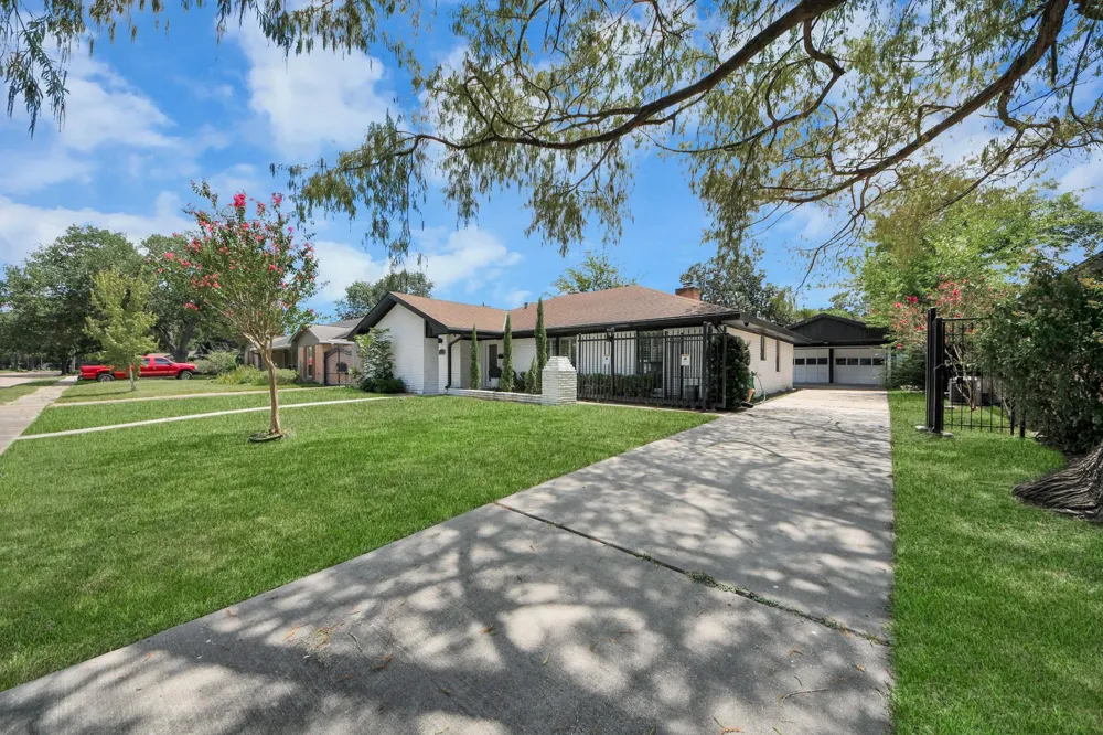 5823 Mcknight Street Houston, TX 77035