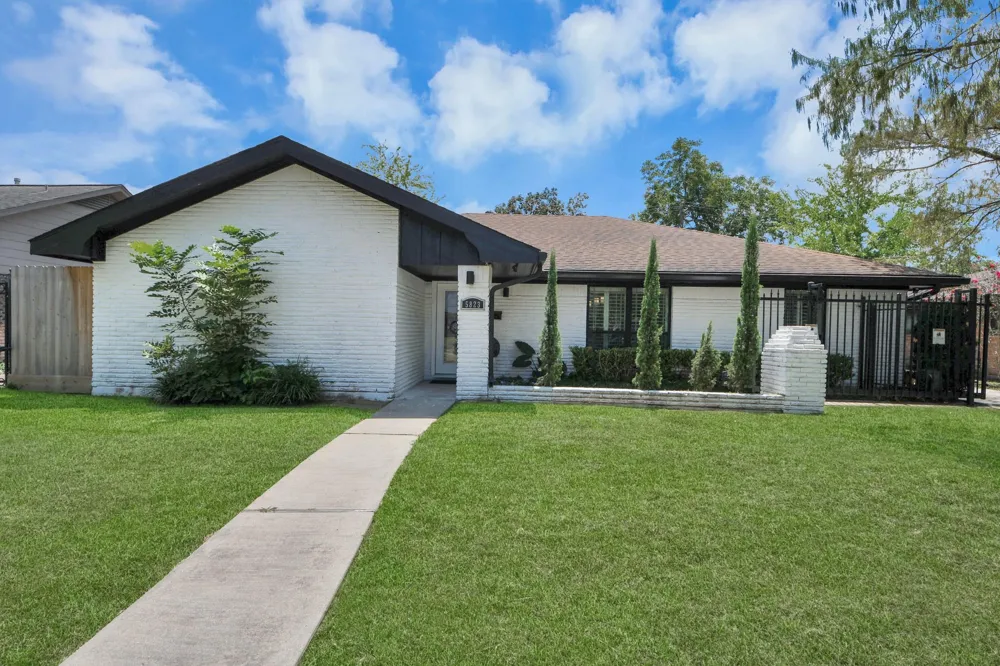 5823 Mcknight Street Houston, TX 77035