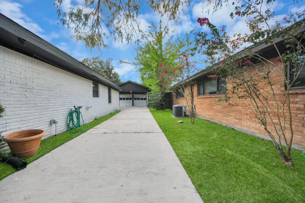 5823 Mcknight Street Houston, TX 77035