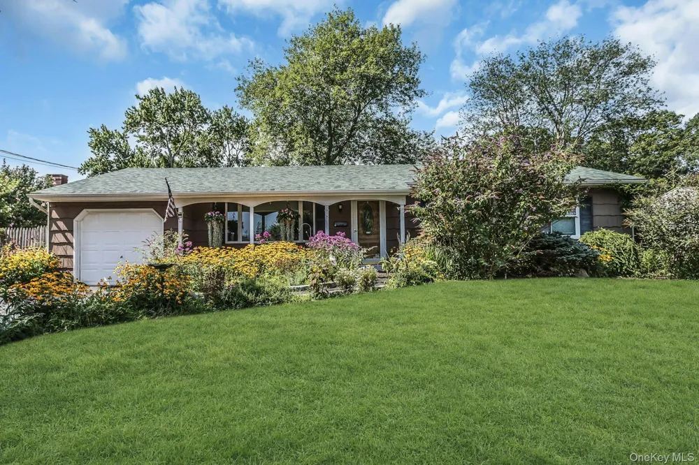 8 Baymens Court Sayville, NY 11782