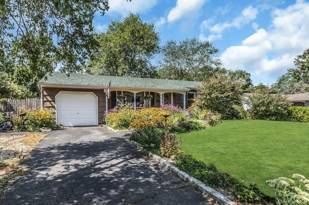8 Baymens Court Sayville, NY 11782
