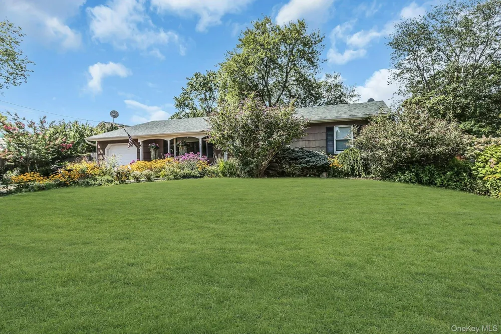 8 Baymens Court Sayville, NY 11782