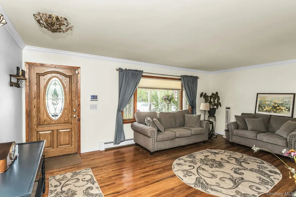 8 Baymens Court Sayville, NY 11782