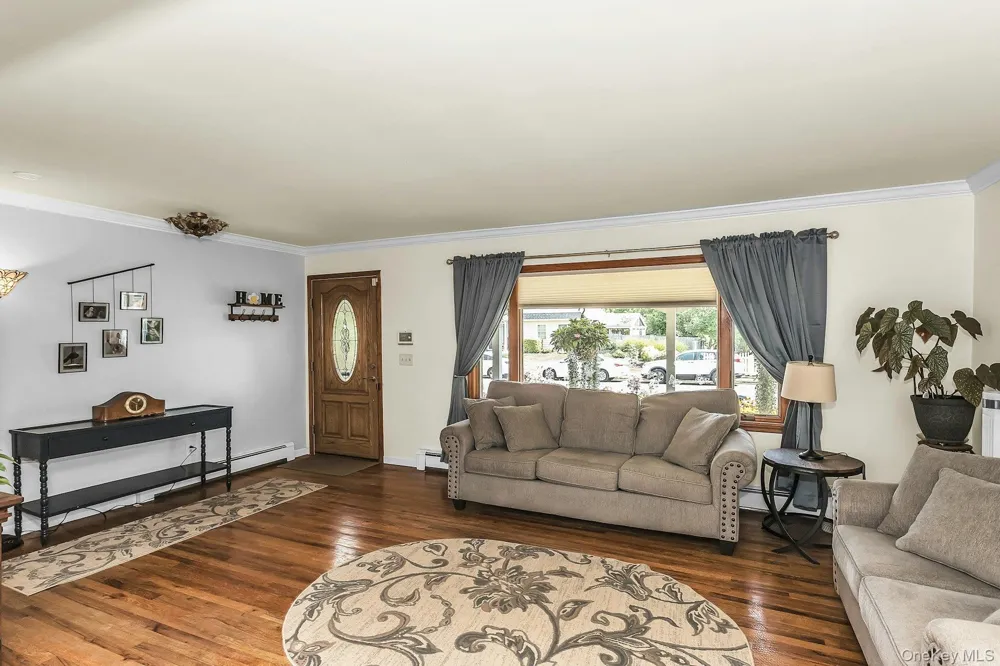 8 Baymens Court Sayville, NY 11782