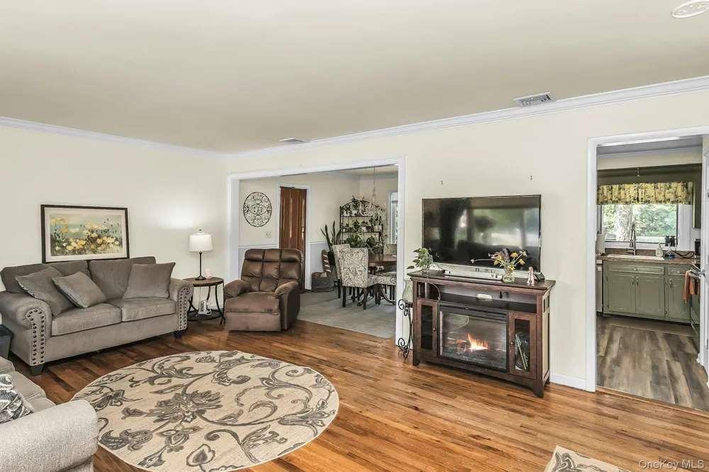 8 Baymens Court Sayville, NY 11782