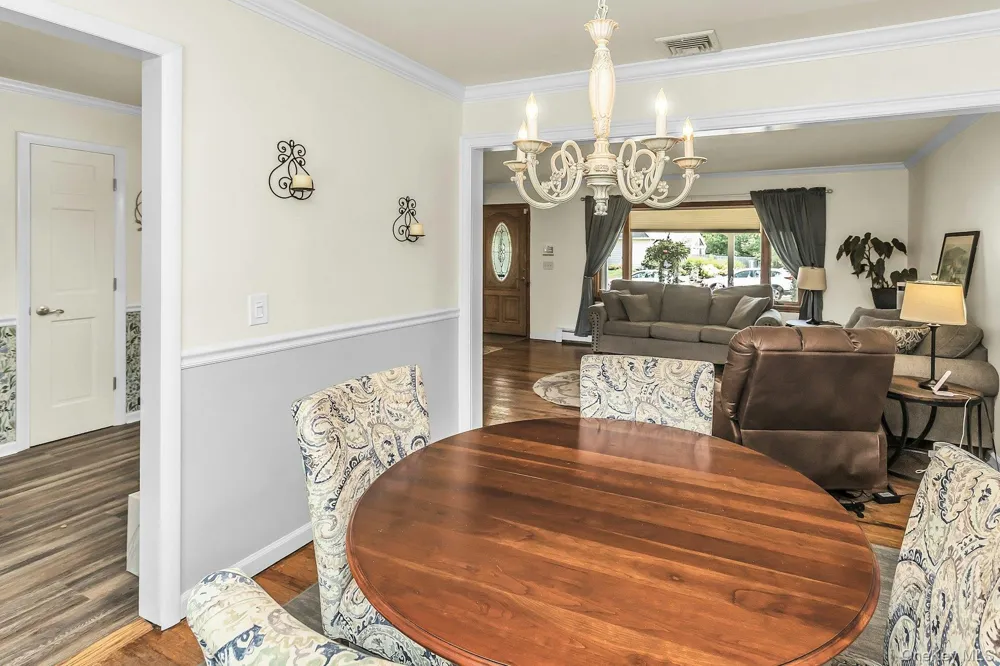 8 Baymens Court Sayville, NY 11782