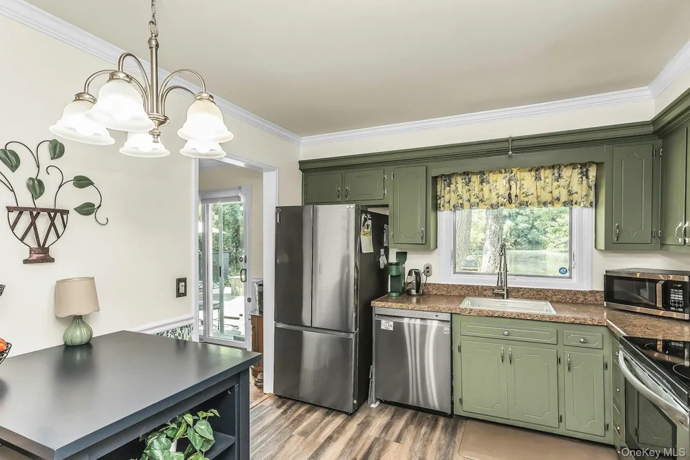 8 Baymens Court Sayville, NY 11782