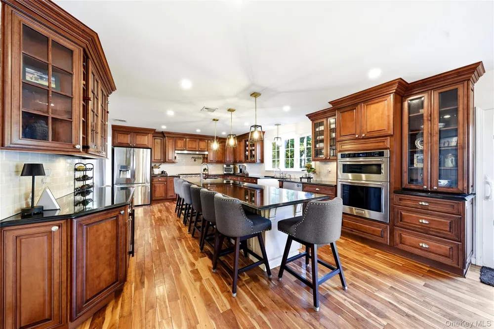 1536 Winganhauppauge Road Islip, NY 11751