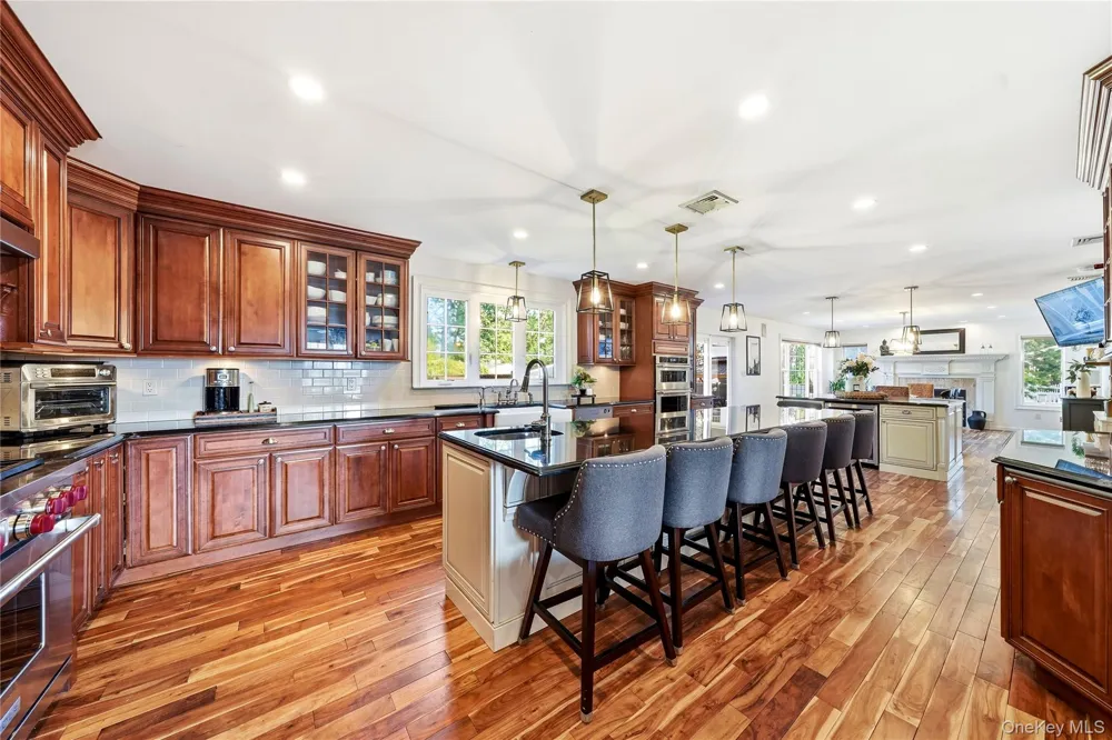 1536 Winganhauppauge Road Islip, NY 11751