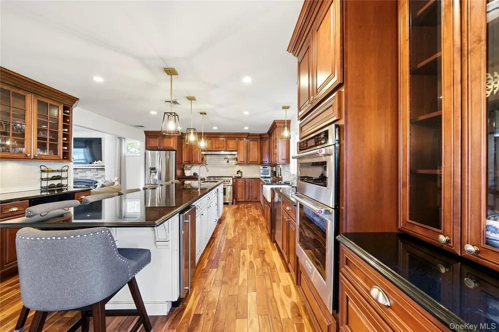 1536 Winganhauppauge Road Islip, NY 11751