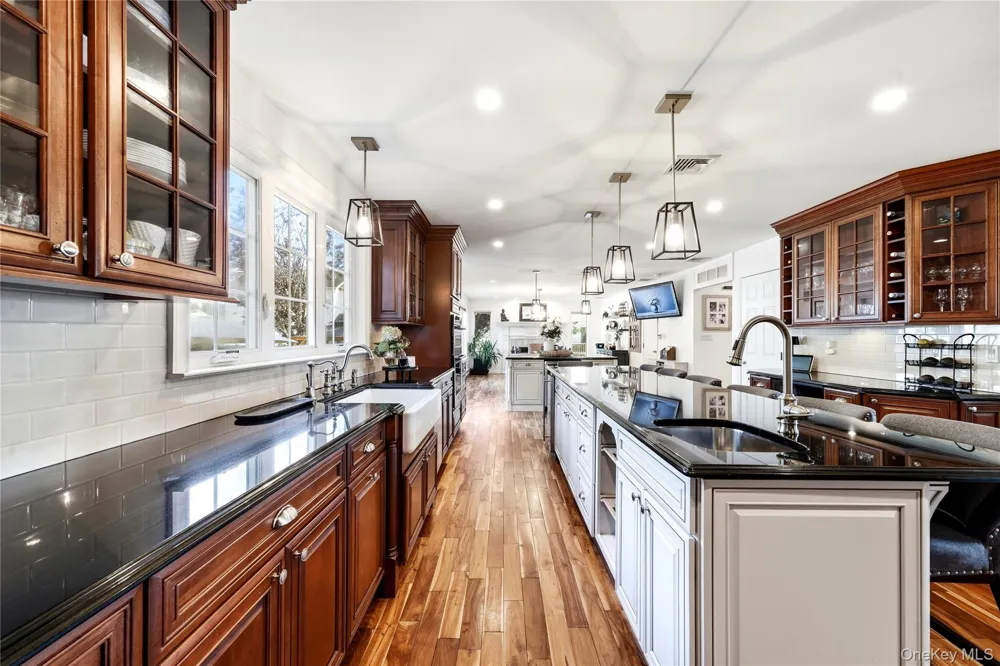 1536 Winganhauppauge Road Islip, NY 11751