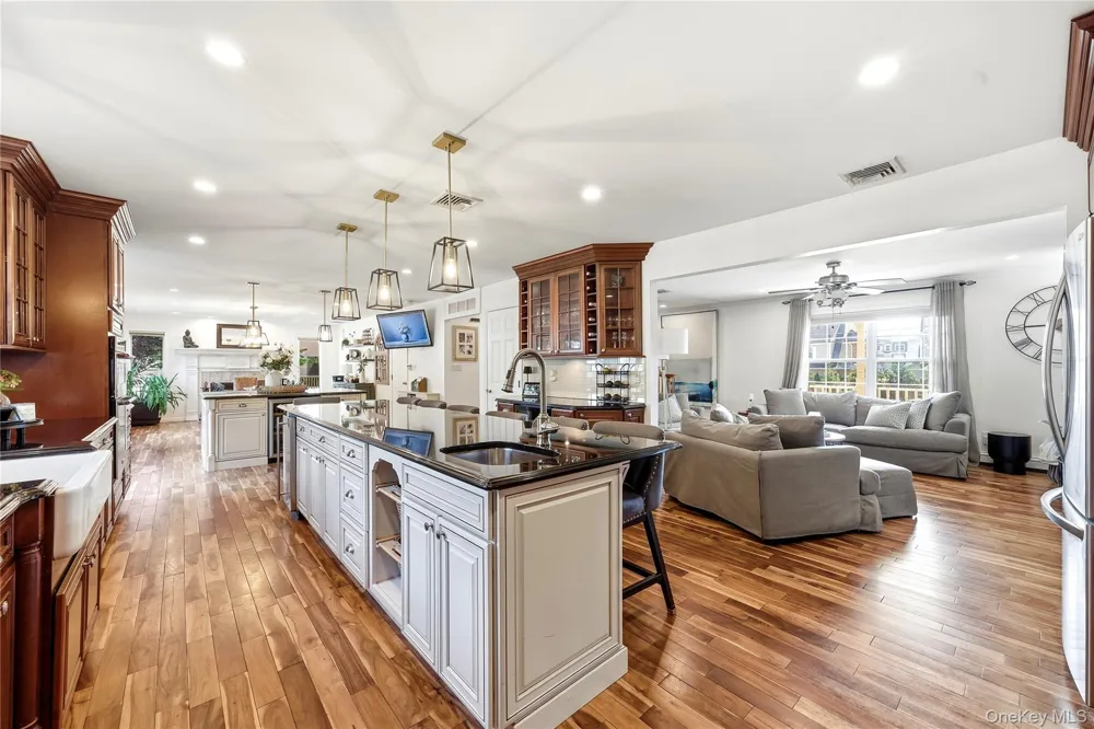 1536 Winganhauppauge Road Islip, NY 11751