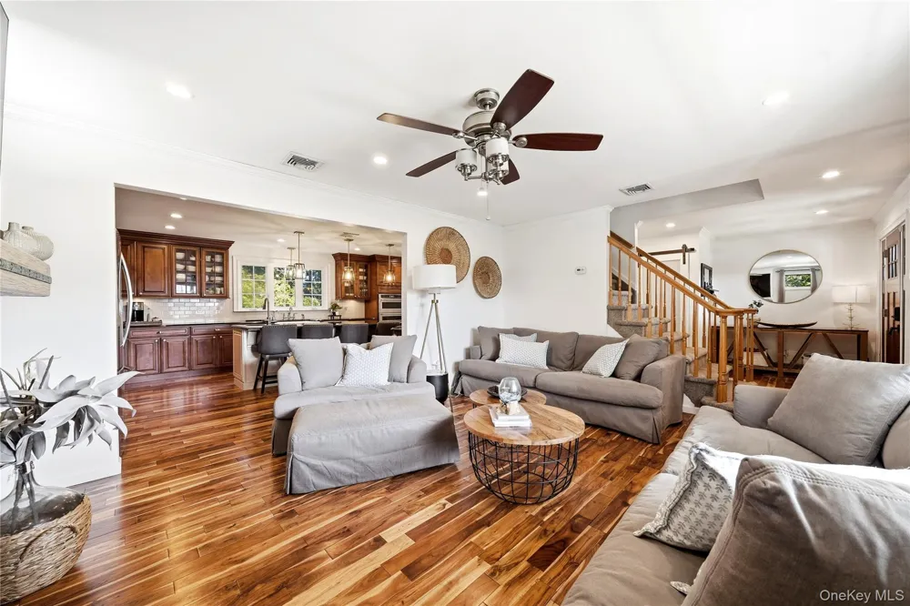 1536 Winganhauppauge Road Islip, NY 11751