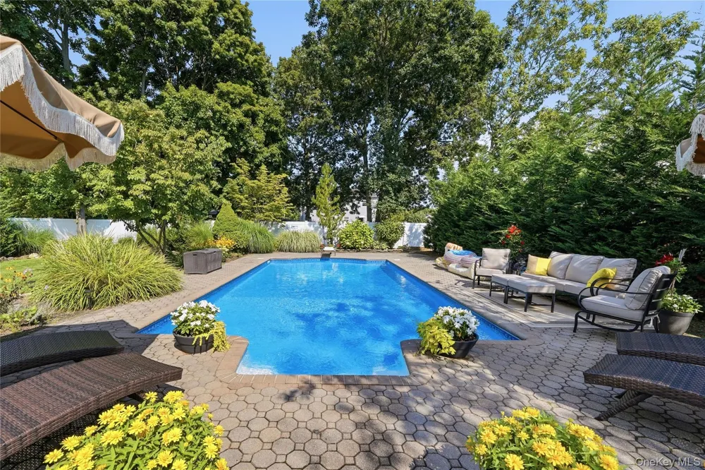 1536 Winganhauppauge Road Islip, NY 11751