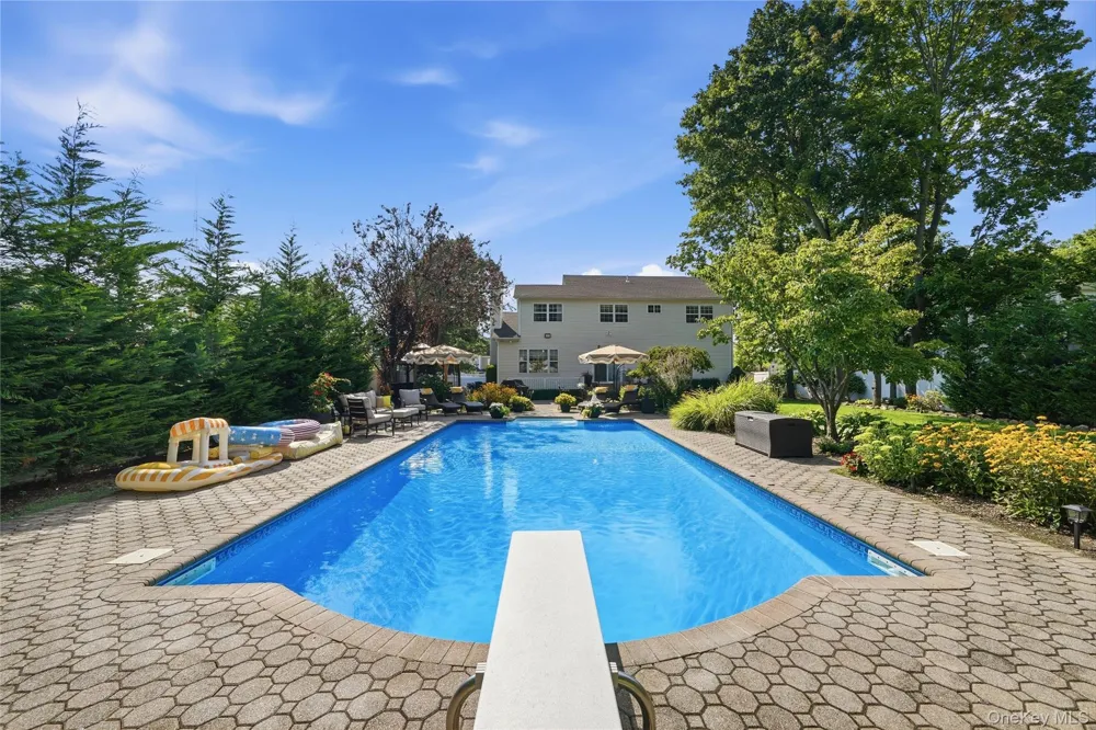 1536 Winganhauppauge Road Islip, NY 11751
