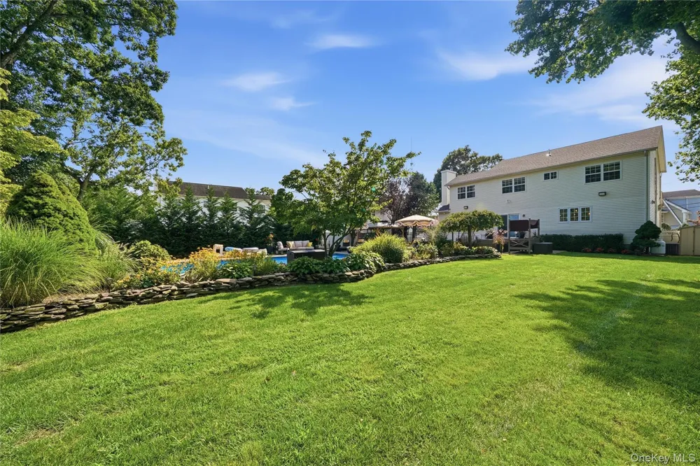 1536 Winganhauppauge Road Islip, NY 11751