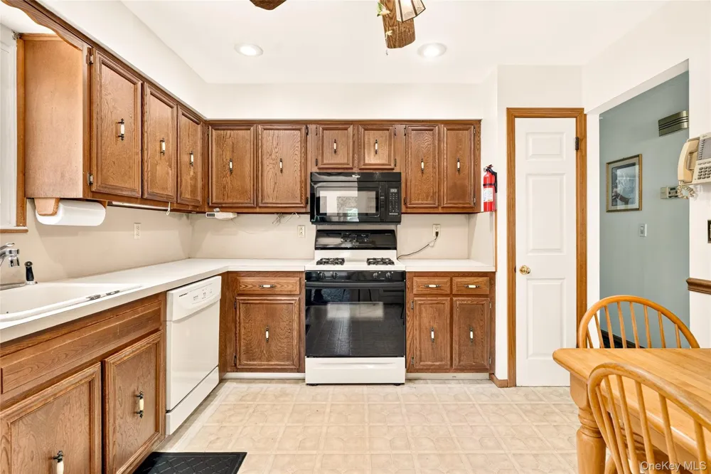 10 Lighthouse Court Tomkins Cove, NY 10986