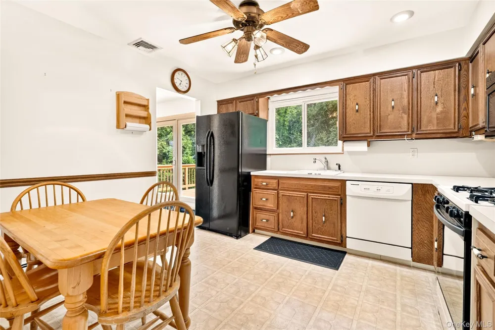 10 Lighthouse Court Tomkins Cove, NY 10986