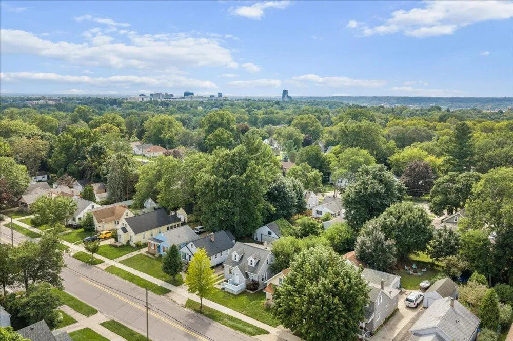 1319 Diamond Avenue NE Grand Rapids, MI 49505
