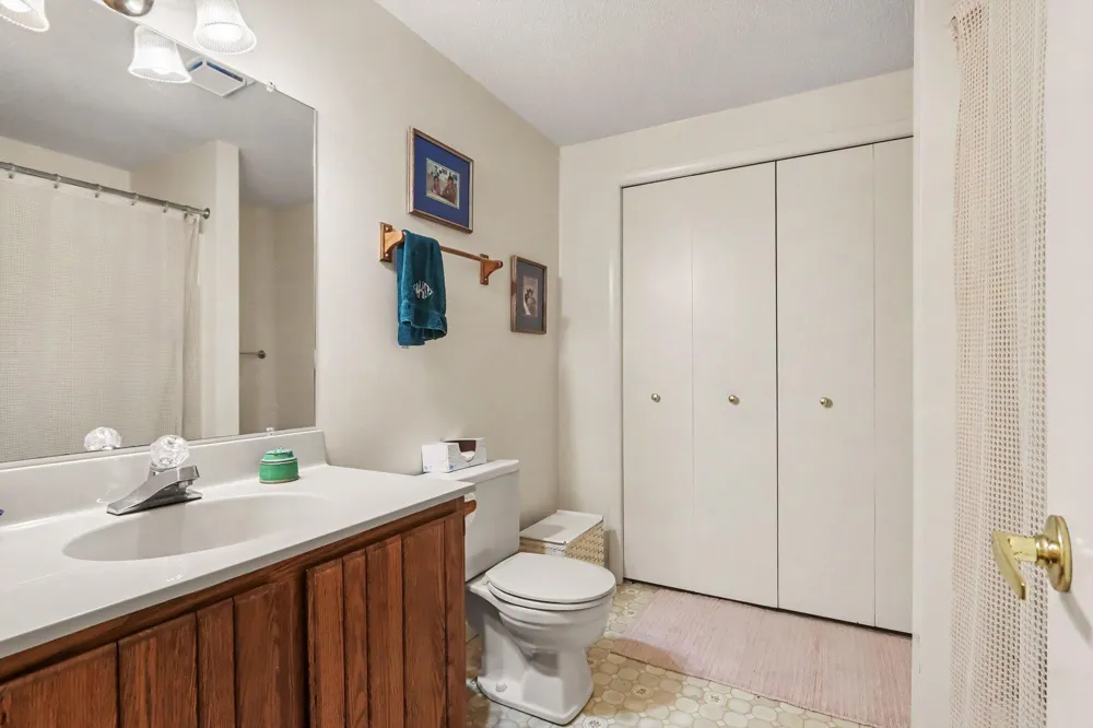 9808 Oak Forest Circle Kalamazoo, MI 49009