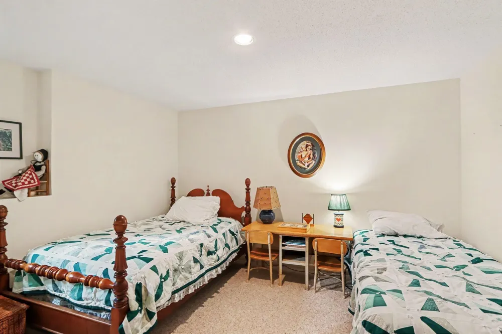 9808 Oak Forest Circle Kalamazoo, MI 49009