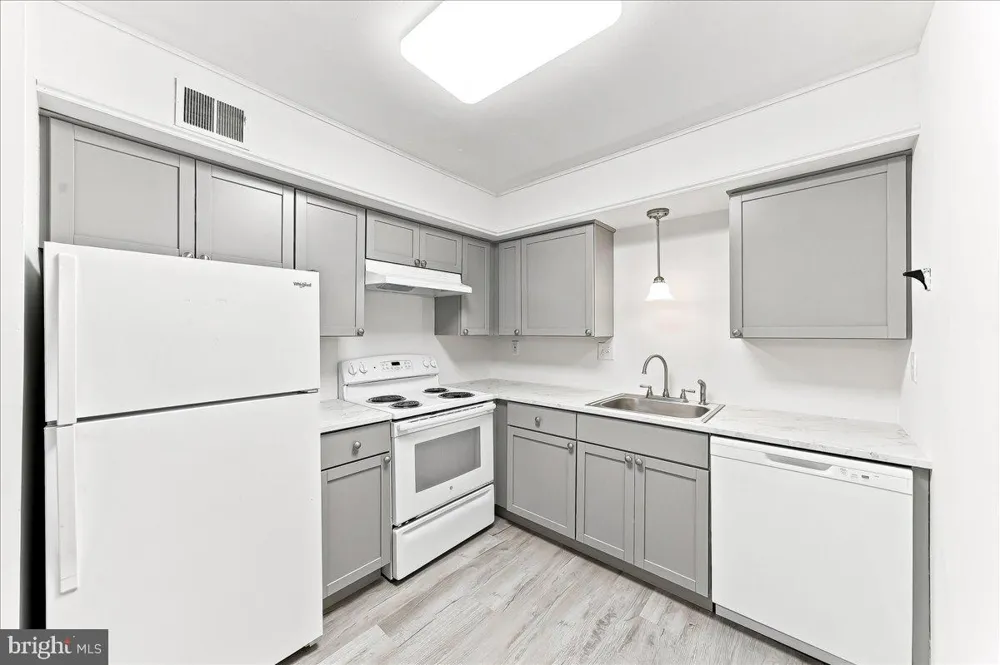5200 HILLTOP DRIVE #B-22 Brookhaven, PA 19015
