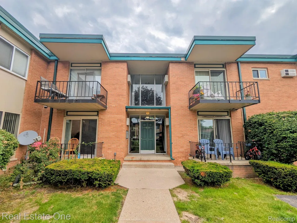 1942 AXTELL DRIVE #7 Troy City, MI 48084