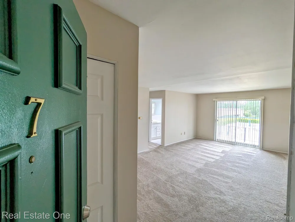 1942 AXTELL DRIVE #7 Troy City, MI 48084