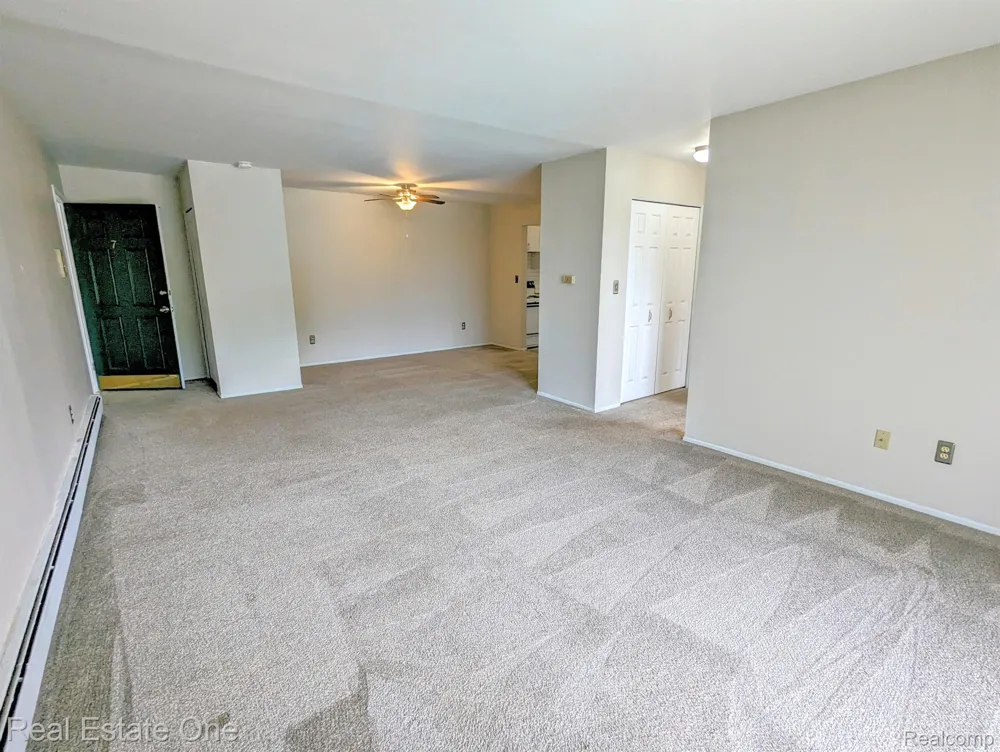 1942 AXTELL DRIVE #7 Troy City, MI 48084
