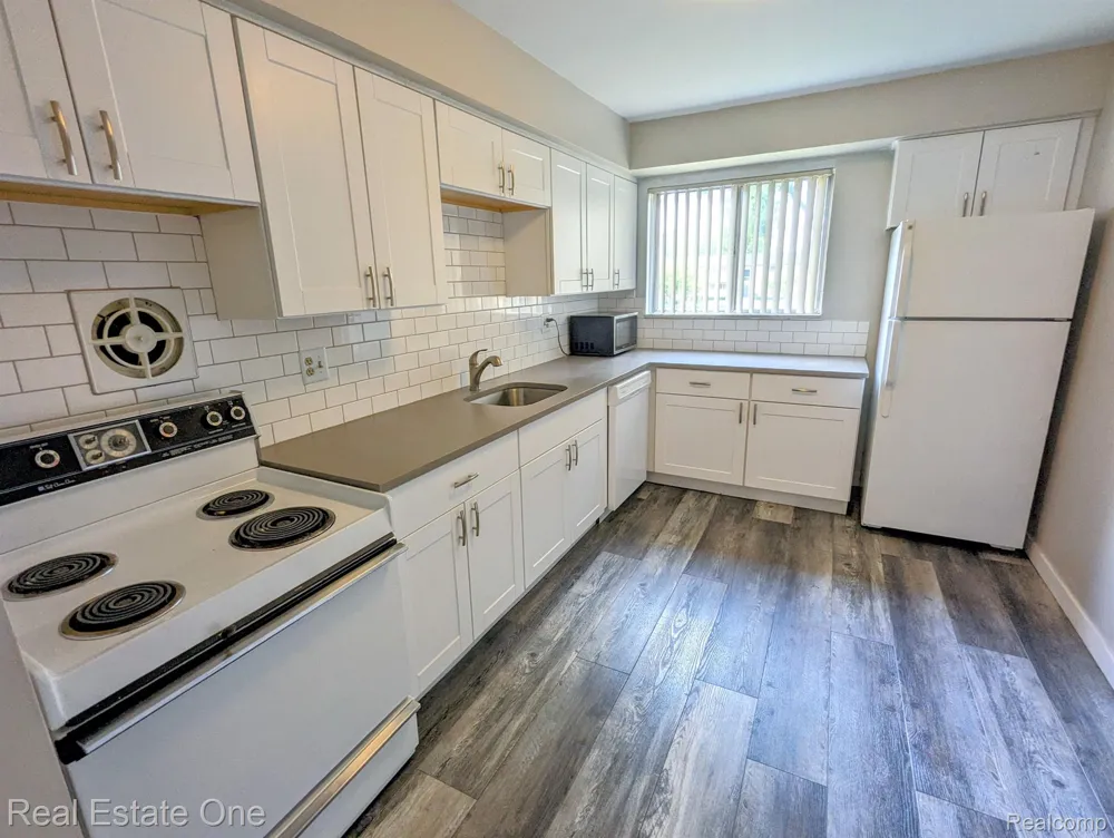 1942 AXTELL DRIVE #7 Troy City, MI 48084