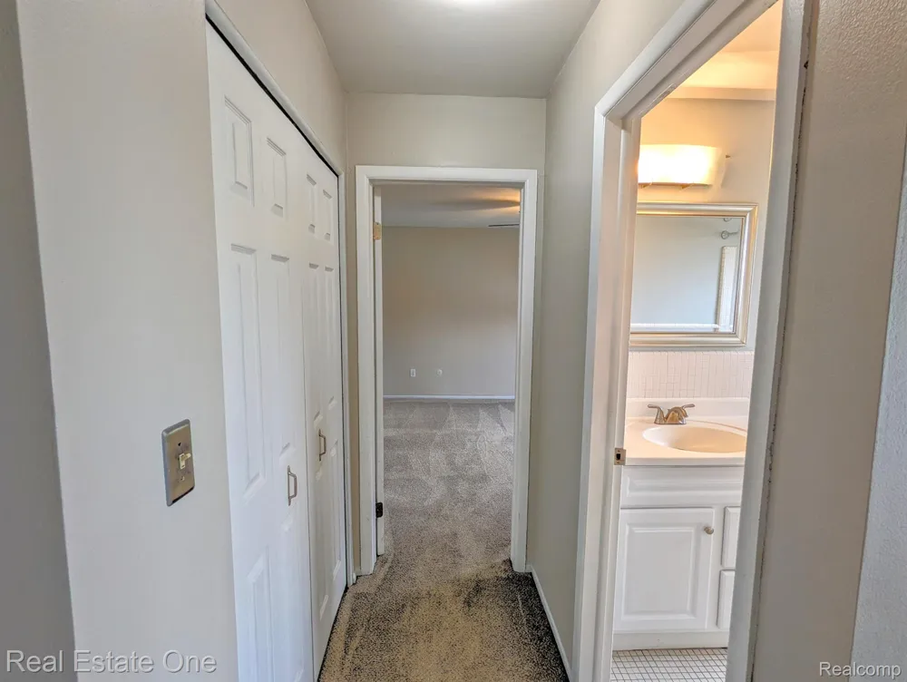 1942 AXTELL DRIVE #7 Troy City, MI 48084