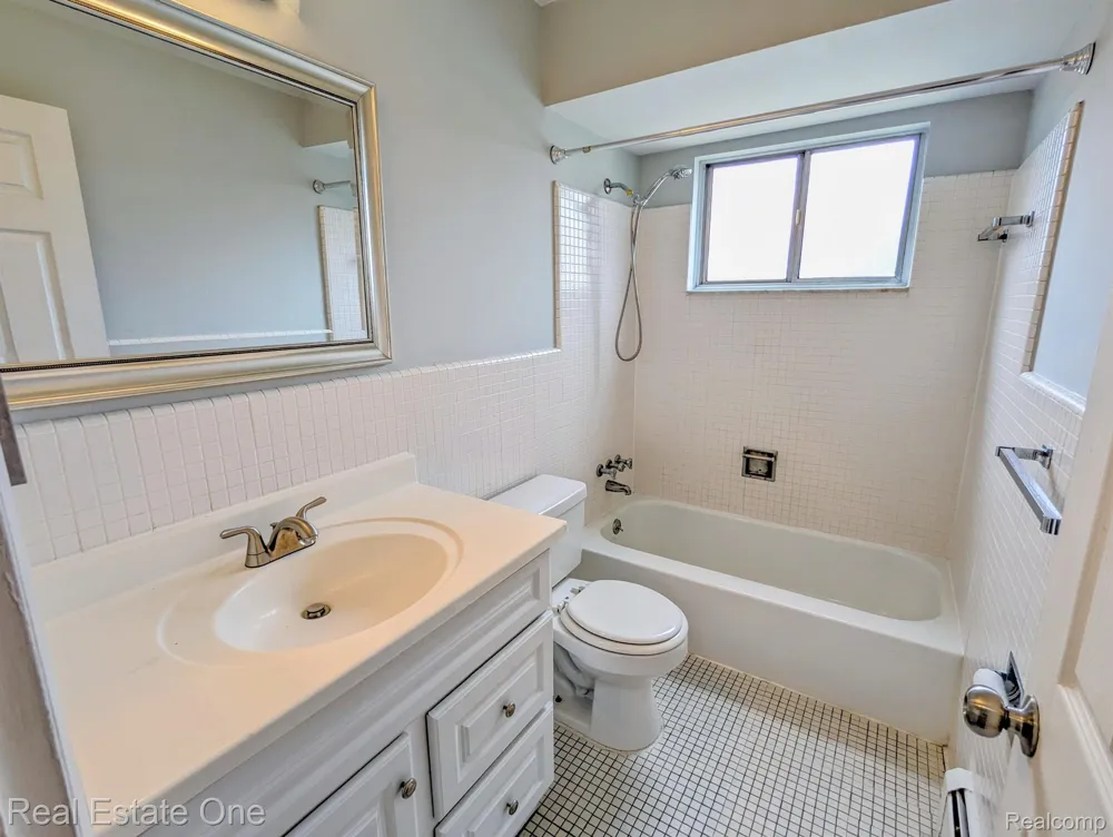 1942 AXTELL DRIVE #7 Troy City, MI 48084