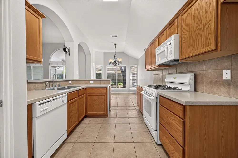 11915 Lois Lane Pinehurst, TX 77362