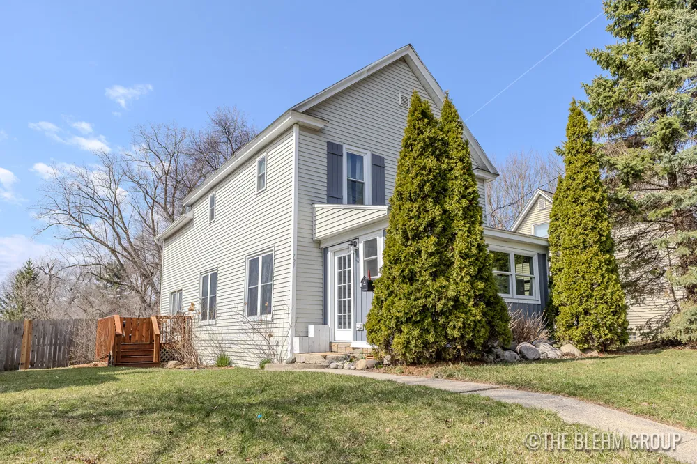727 Emerald Avenue NE Grand Rapids, MI 49503